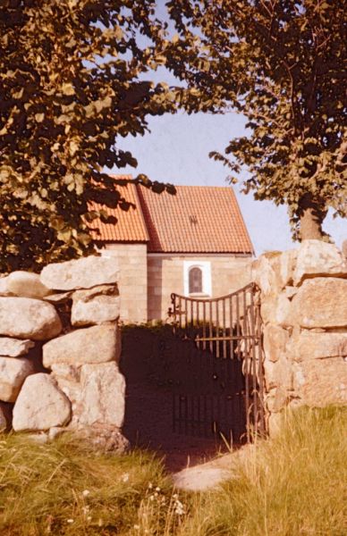 1961 Fiskbæk kirke fra lille låge