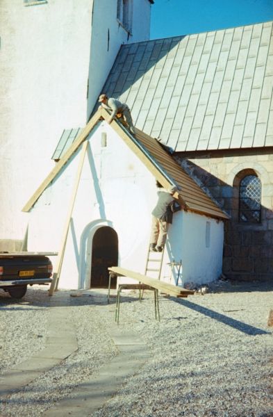 1975 Vorde kirke rep af våbenhus (2)